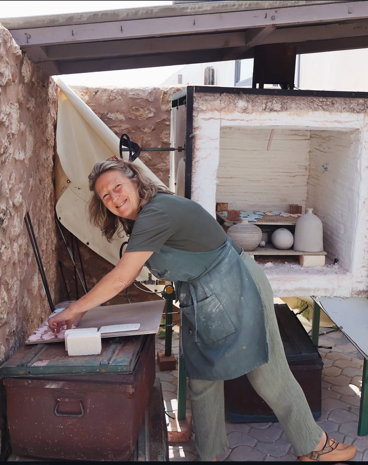 Portrait de l'artisane dans son atelier de céramique