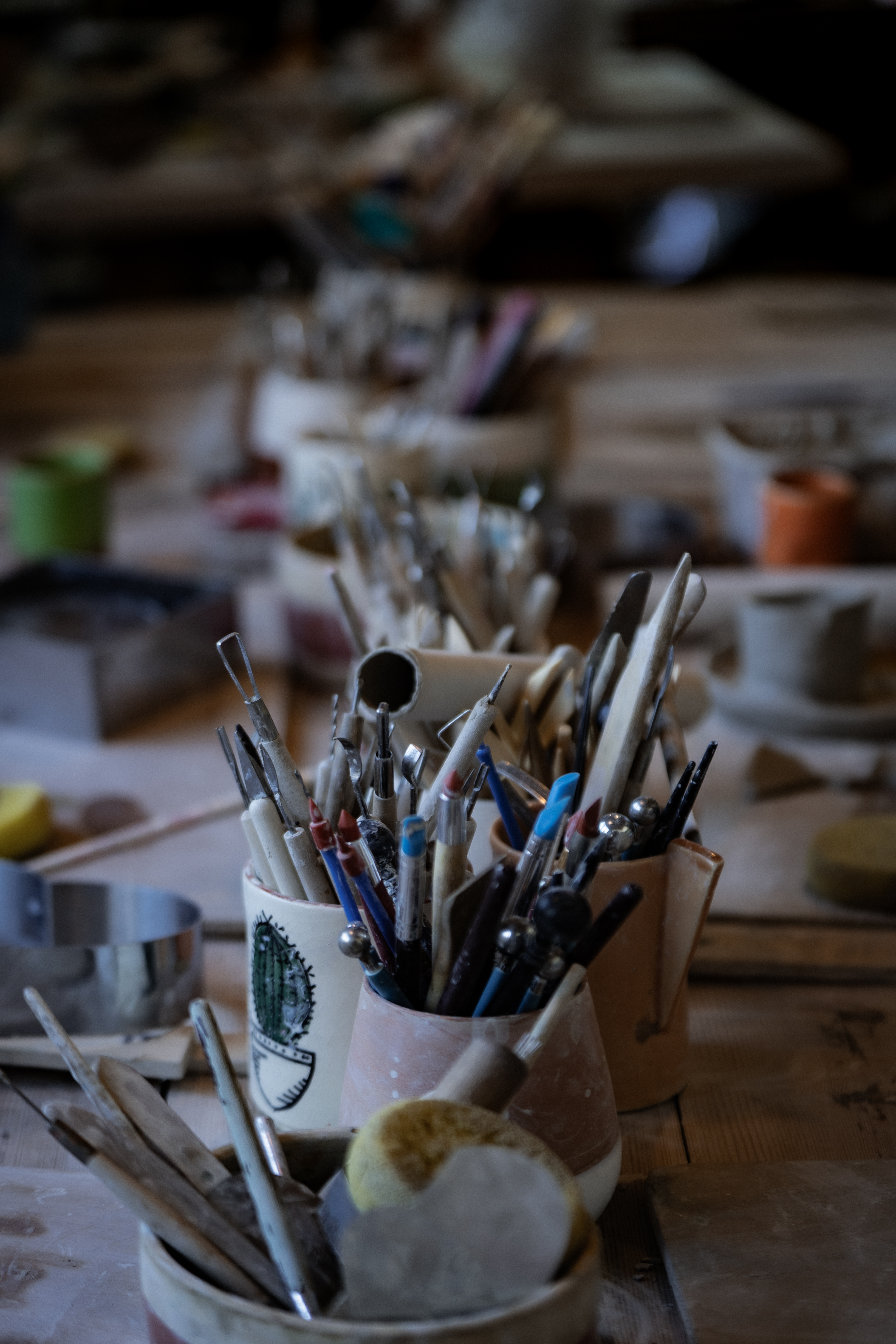 Pièces en céramique dans le studio