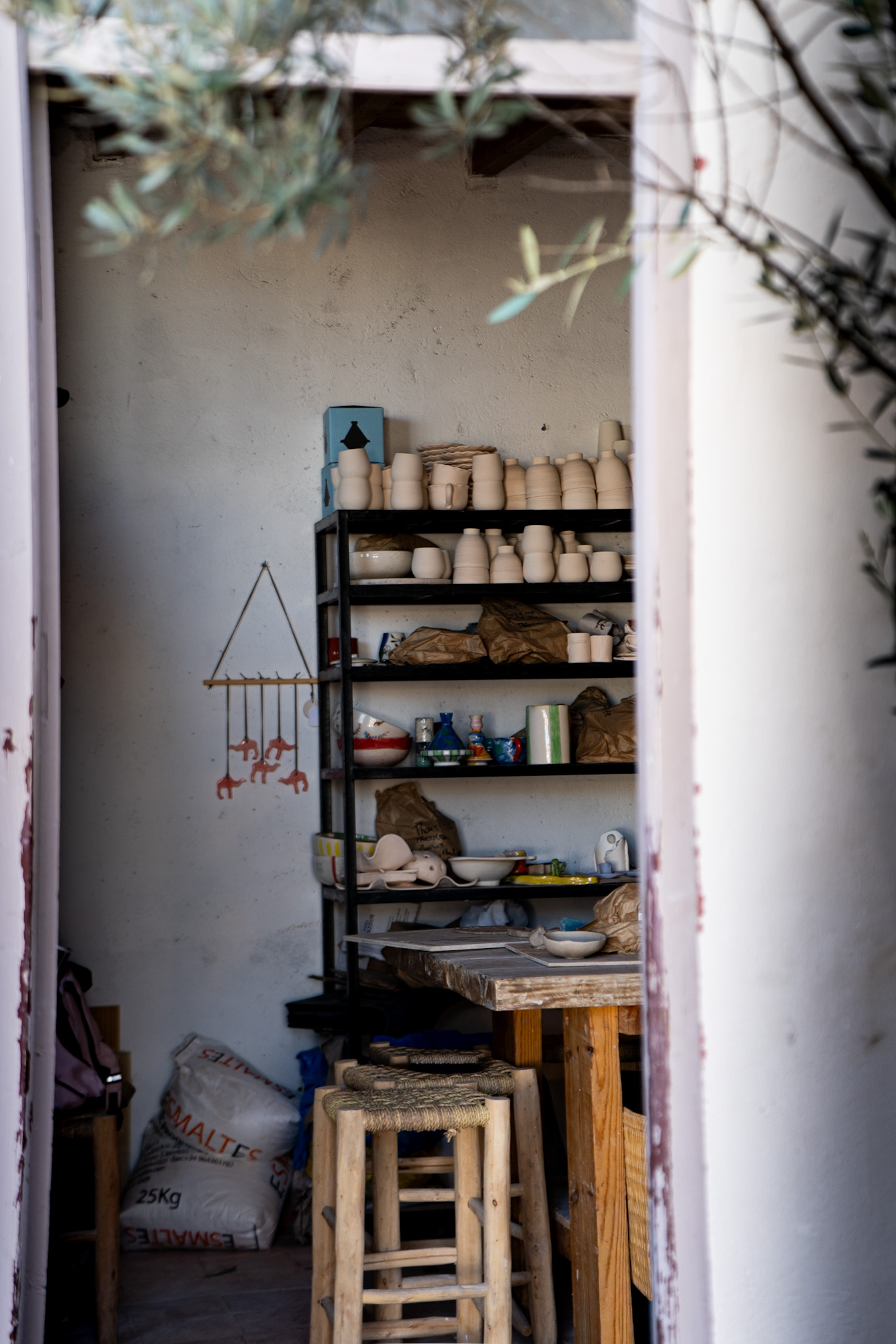 Sélection de pièces en céramique disponibles à la boutique